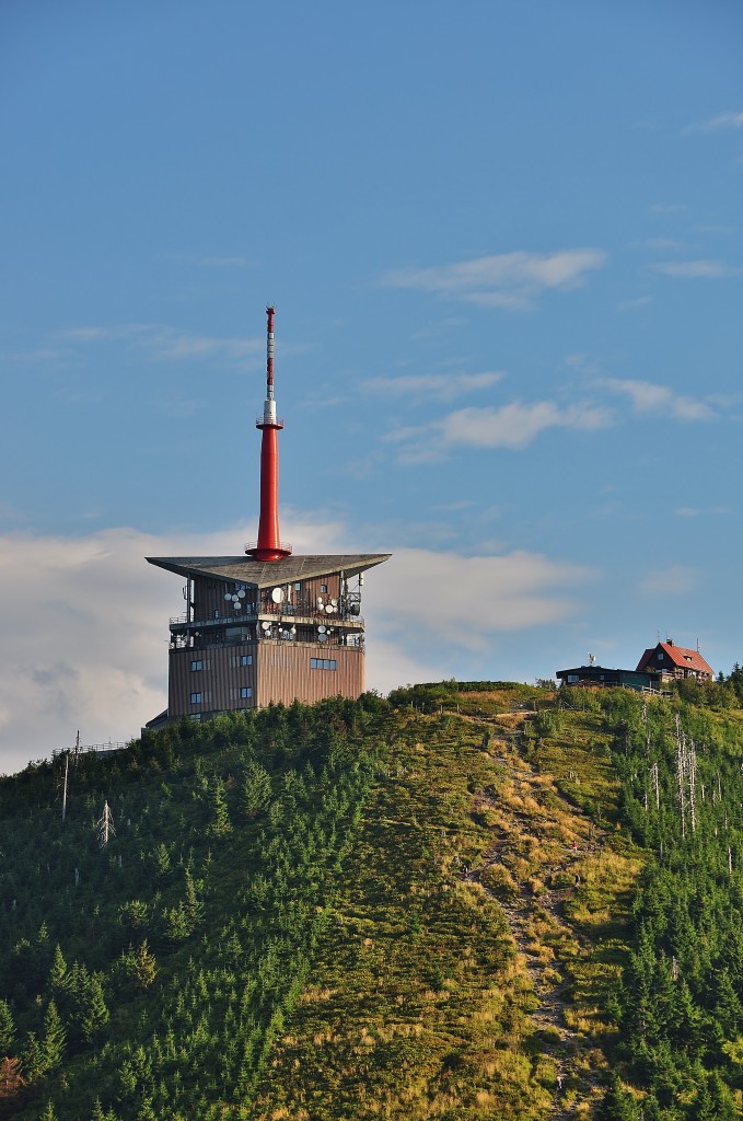 Vysílač na vrcholu Lysé hory je dominantou, podle které tuto horu lehce poznáte na panoramatu Beskyd.