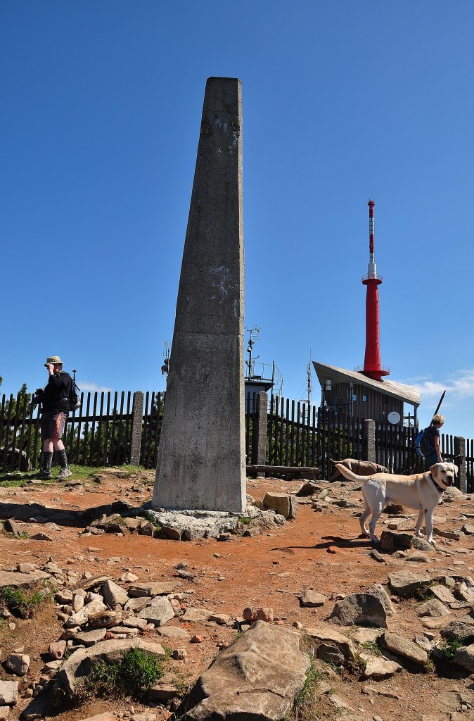 Vrchol Lysé hory je vyznačen betonovým monolitem. Najdete na něm i hladící bod (doporučuje se hladit tento bod, nikoliv turisty a turistky v dosahu):-) 