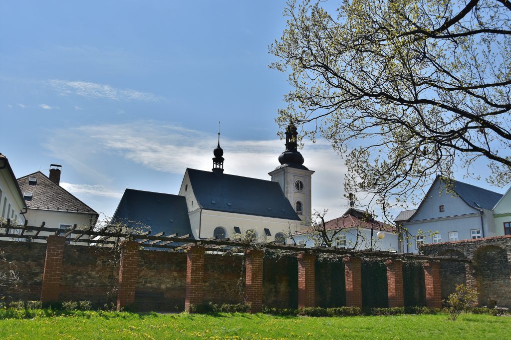 Z bývalého zámku v Odrách zbyl jen park a hradební zdi.