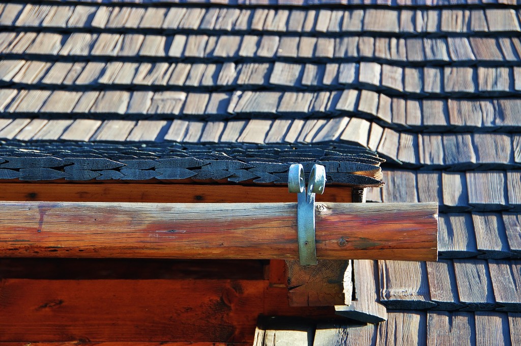 Střecha kostela je pokryta dřevěným šindelem a dřevěné jsou i okapy.