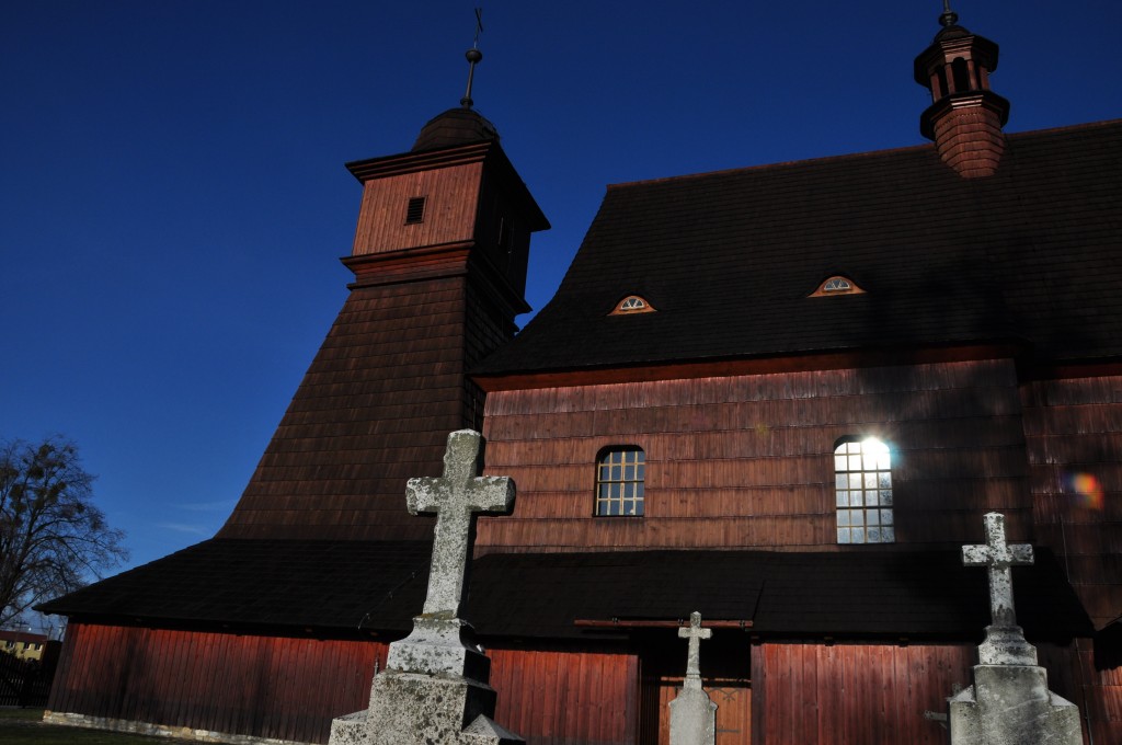 Z fotografie by člověk řekl, že kostel v Ostravě-Hrabové stojí někde na beskydském vrcholu.