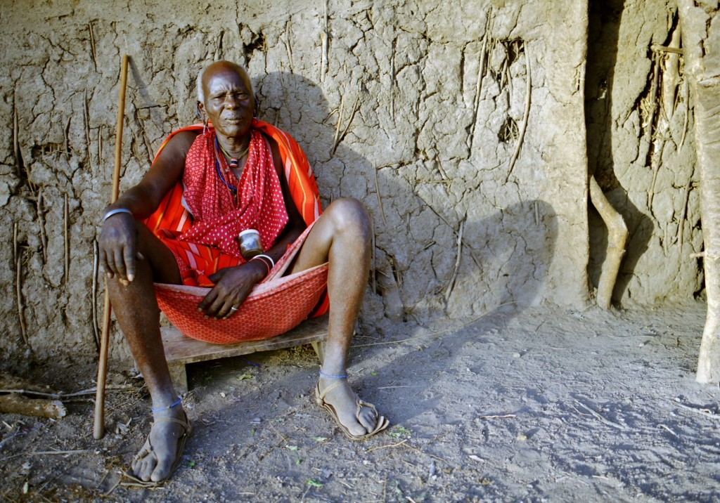 Stařec v masajské vesnici.