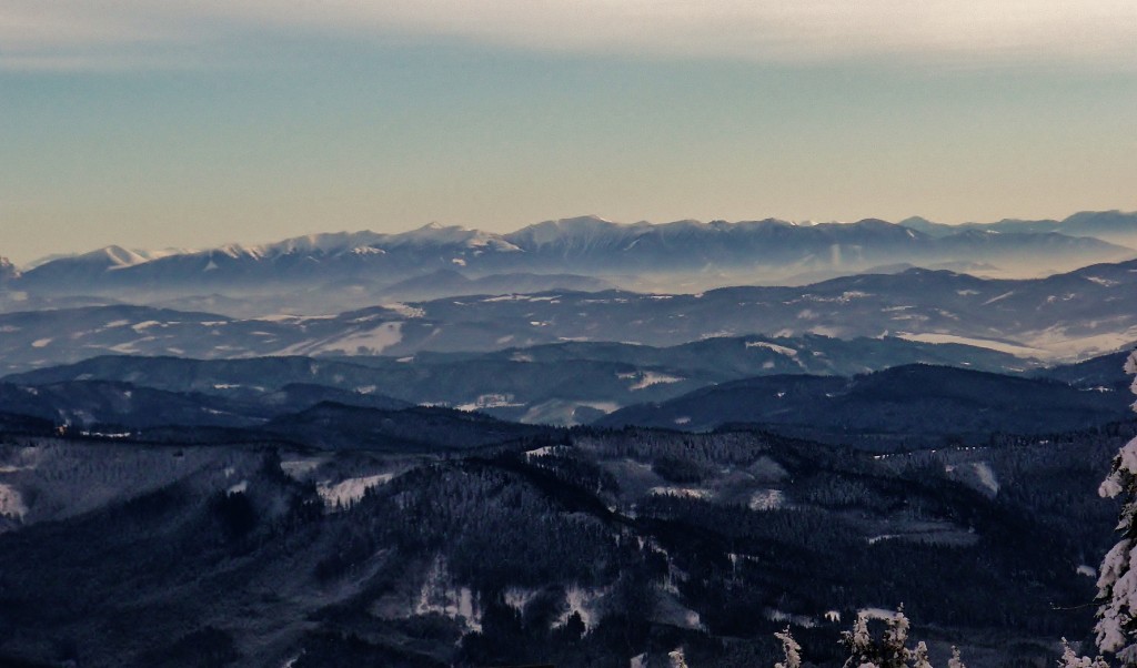 Výhledy na slovenské velehory z beskydské Lysé hory.