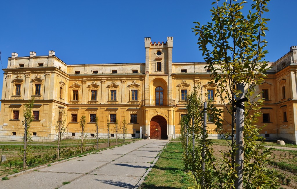 Zámek Slezské Rudoltice vypadá, jako kdyby jej kdosi přestěhoval z oblasti Versailles.