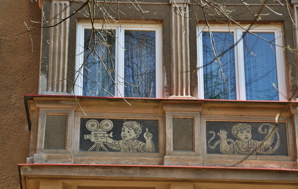 Malí kinoamatéři v podobě socialistického realismu na fasádě domu v Porubě.