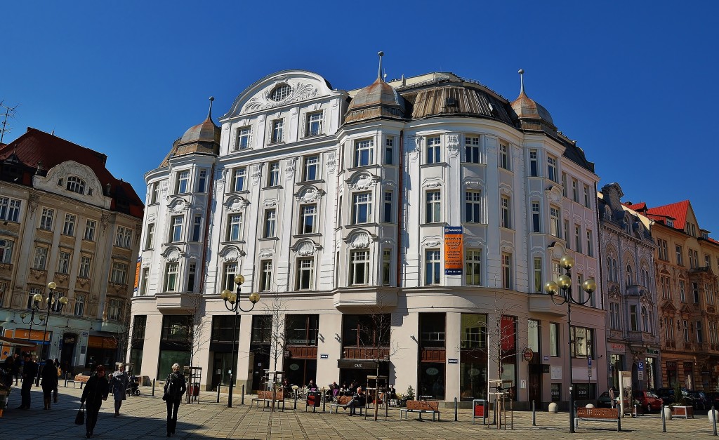 Jiráskovu náměstí neřeknou Ostraváci jinak, než "kuřy rynek". Tvrdé y je v tomto případě správně.