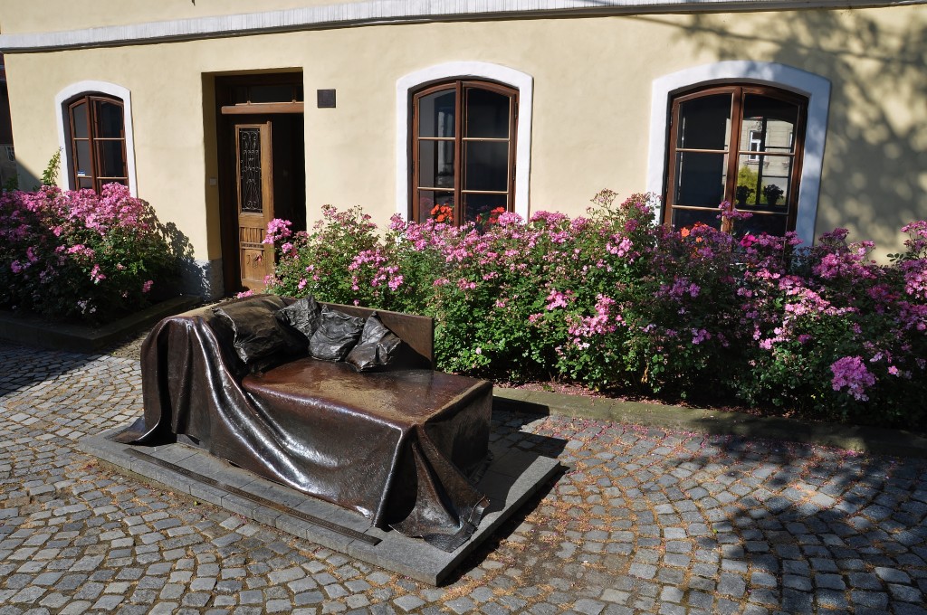"Socha" Freudovy známé pohovky v životní velikosti stojí před jehor rodným domem.