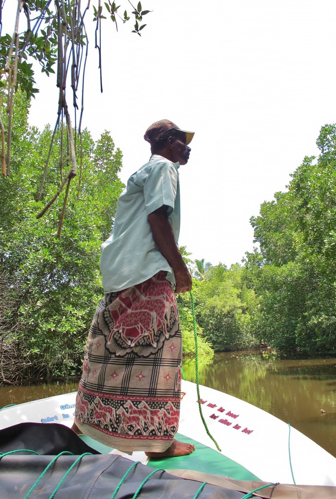 Garfangel na své malé loďce převáží turisty na romantický ostrov 
