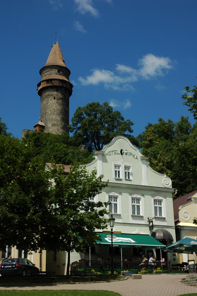 Pohled na Štramberskou trúbu z historického náměstí.