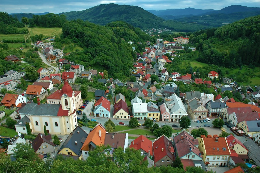 Pohled na Štramberk z vyhlídky věže Trúba. Pozadí tvoří panorama Beskyd.