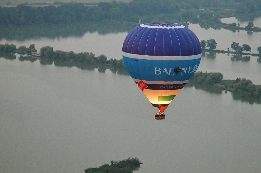 Když pilot přidá plyn, vypadá balon jako obří lampion.