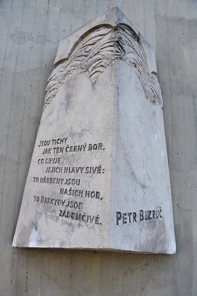 Na mnoha místech Beskyd jsou citáty z Bezručových básní. Tento verš je odlit z betonu na vysílači na Lysé hoře.