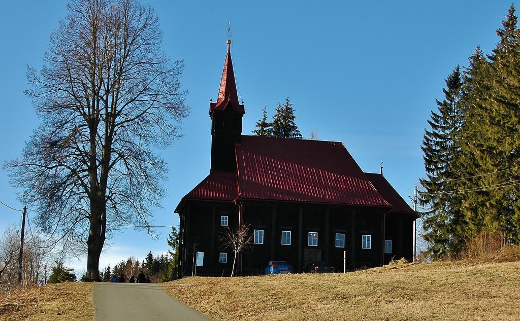Dřevěný kostel na hřebeni Grúně.