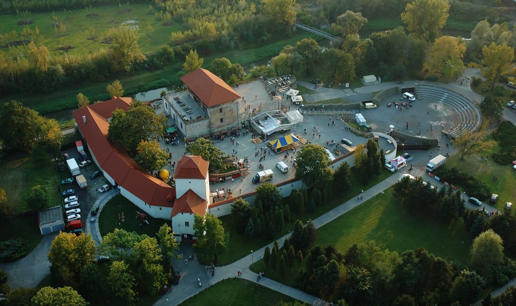 Jedna z nejznámějších ostravských památek - Slezskoostravský hrad z ptačí perspektivy. 