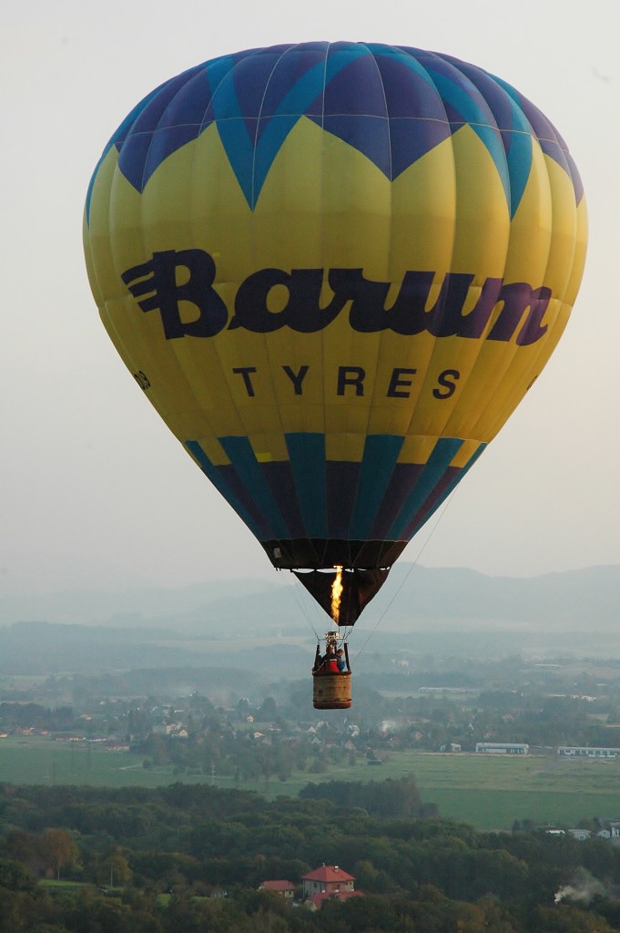 Pilot přidává plyn a balon stoupá.