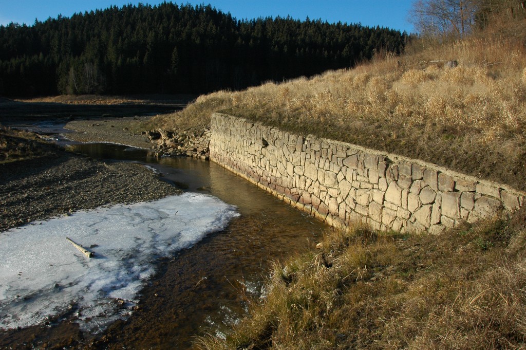 Stará kamenná zeď kdysi regulovala tok řeky Ostravice. Dnes je zatopena přehradou.
