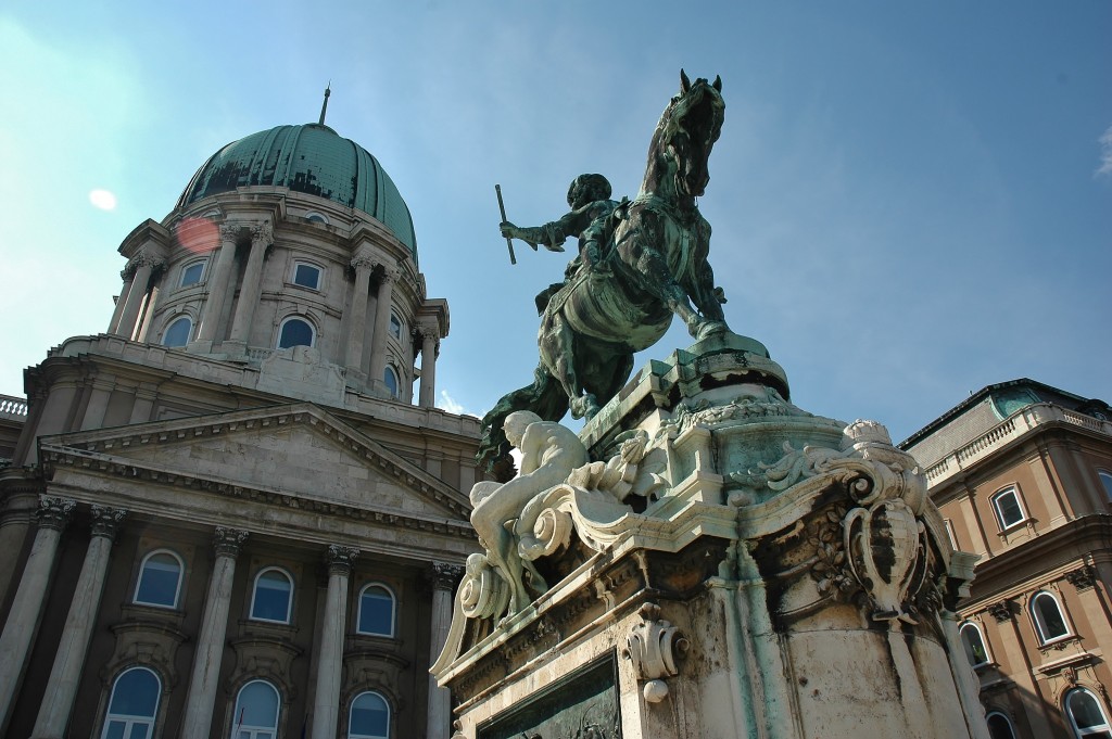 Jezdecké sochy, paláce, kostely. Vše ve velmi dobré stavu, jako kdyby je postavili včera. To je Budapešť.