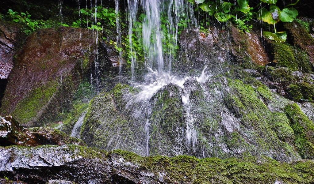 Kouzlo vody padající z kamenných kaskád Bučacího vodopádu.