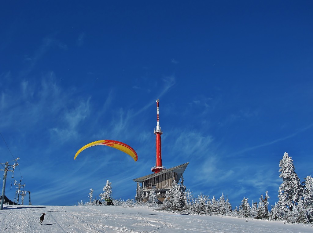 Vrchol Lysé hory nepřitahuje jen pěší turisty, běžkaře nebo skialpinisty.