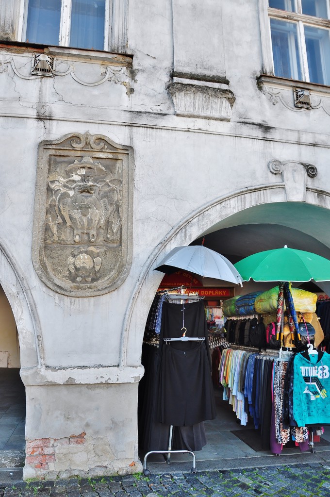 Podloubí starých domů na náměstí Sigmunda Freuda v Příboře slouží stále svému účelu. Jen středověké trhovce vystřídali prodavači triček.