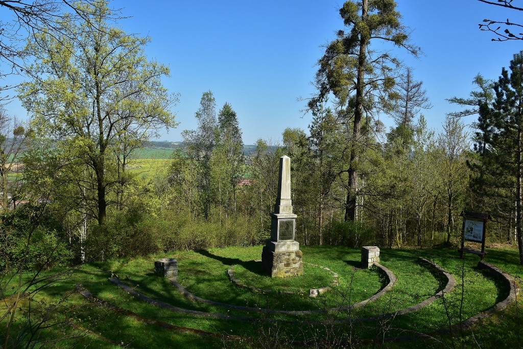 Tak tady, na návrší nad Fulnekem, vyučoval Komenský. A říkal svým žákům, že příroda je nejlepší učitelkou...