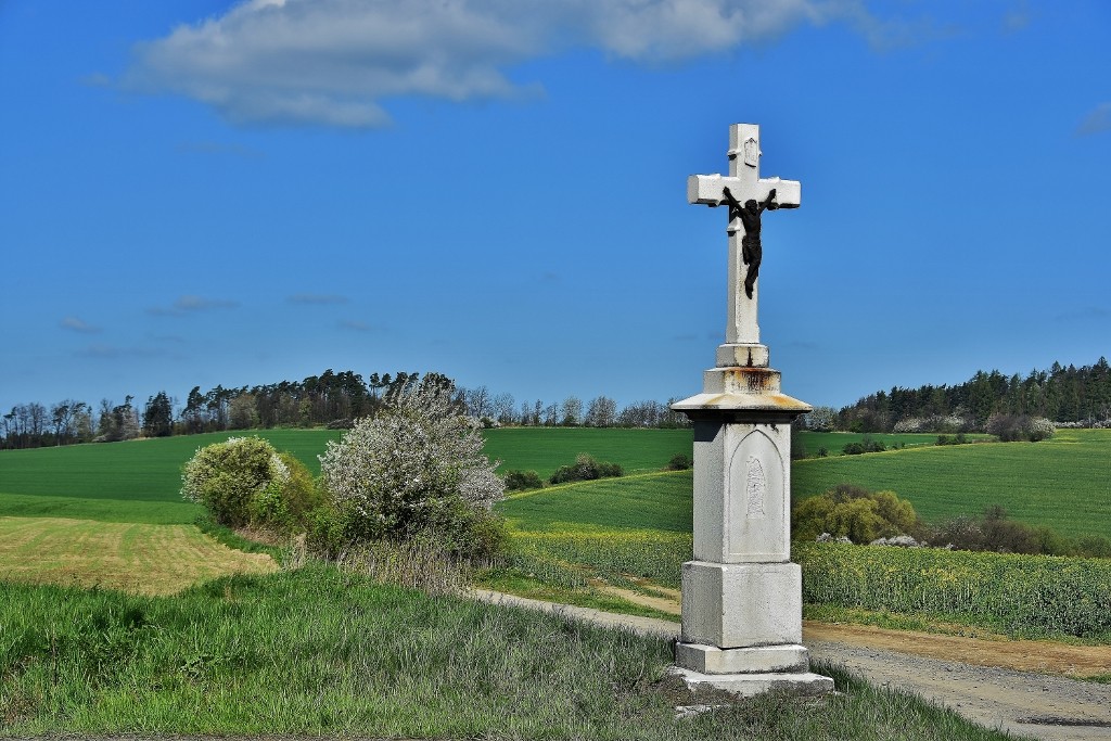 Kříž u cesty u Bílova.
