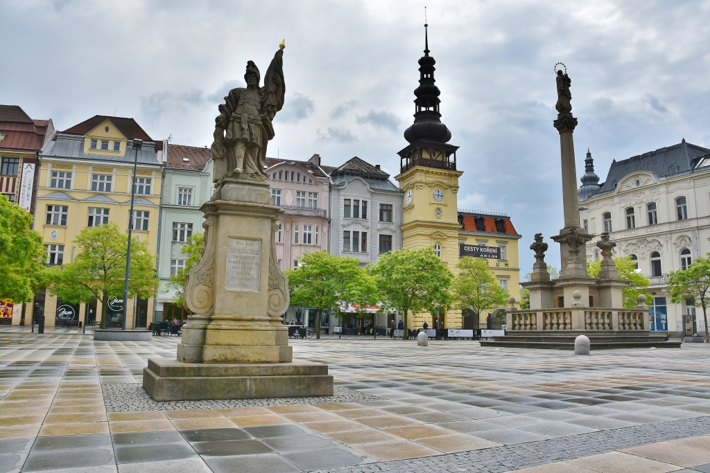 Masarykovo náměstí v Ostravě zdobí socha Svatého Floriána, morový sloup a budova bývalé ostravské radnice.