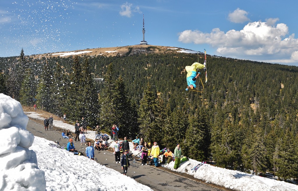 Když už v údolí dávno vládne jaro, na Pradědu se ještě lyžuje.