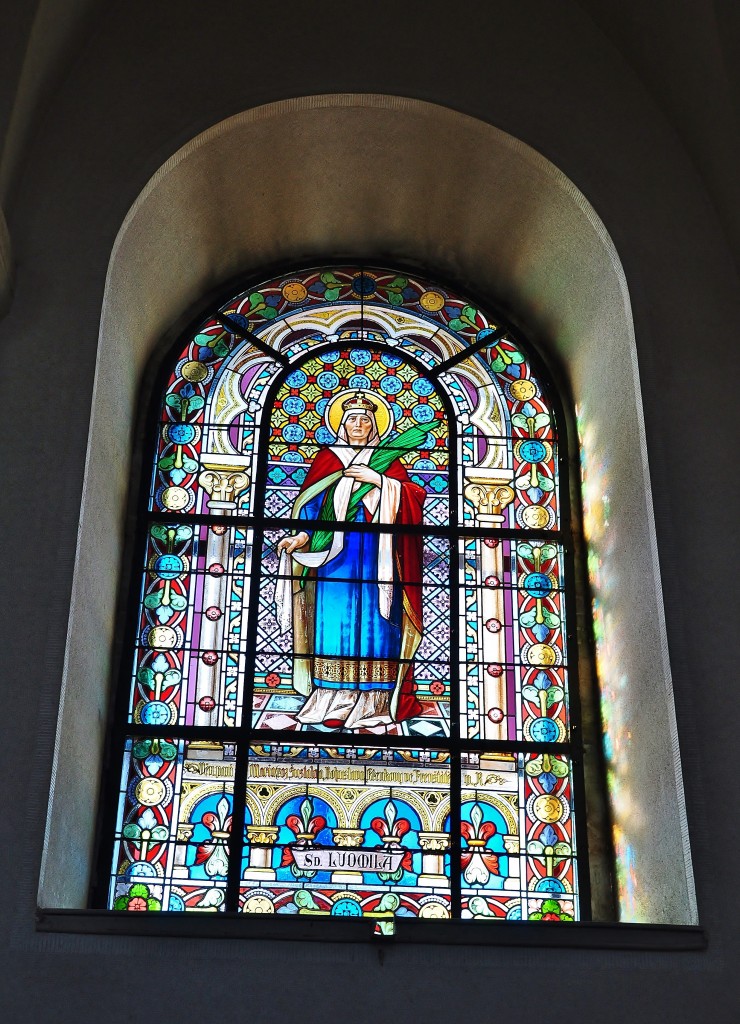 Vitrážové okno v kapli Cyrila a Metoděje na Radhošti.