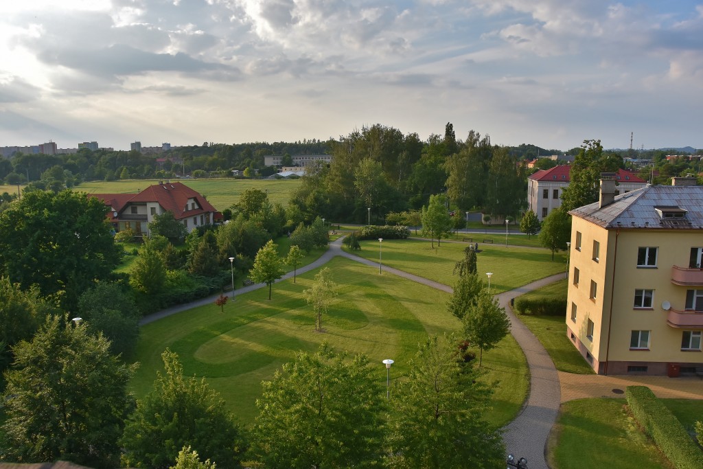 Výhled z věžičky kostela směrem do centra Ostravy.