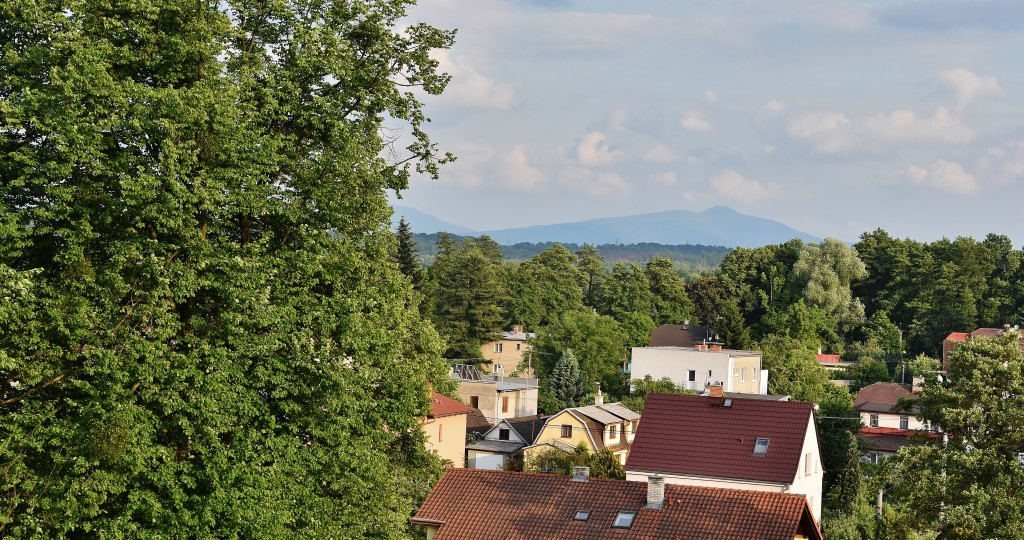 Výhled na Beskydy. V dálce je poznat Lysá hora.