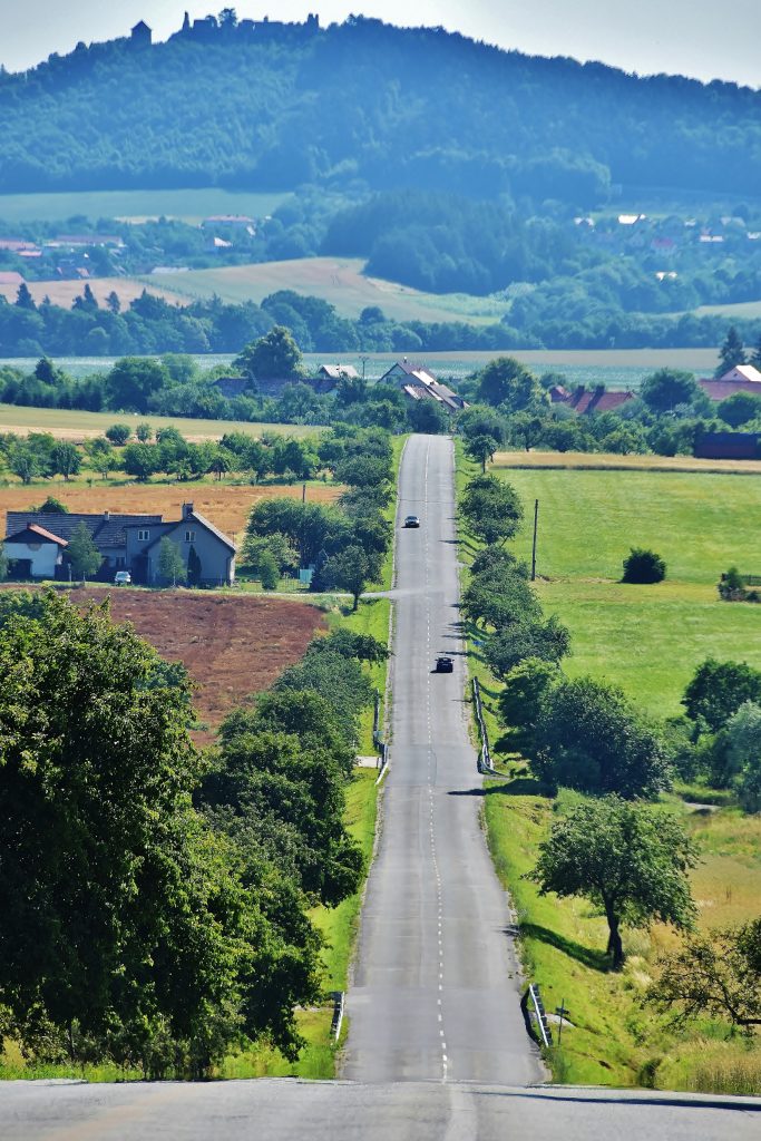 Císařská cesta vede "furt" rovně.