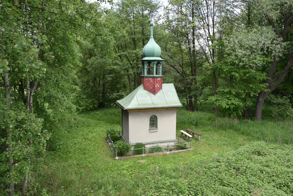 Kaple pod čtyřproudovkou v Ostravě-Hrabové.