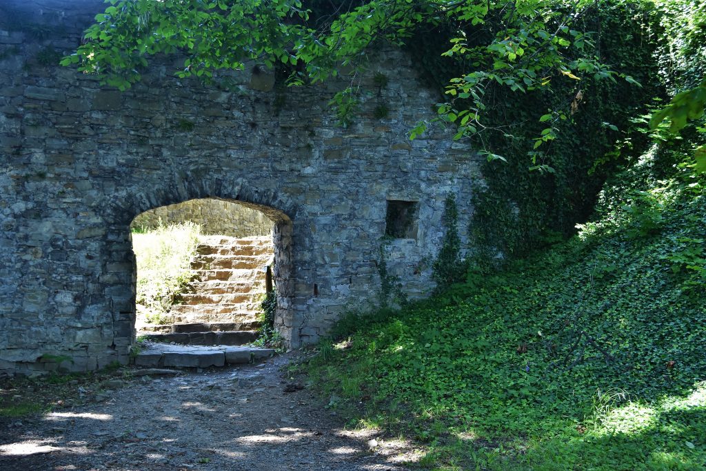 hukvaldy - hrad - brána