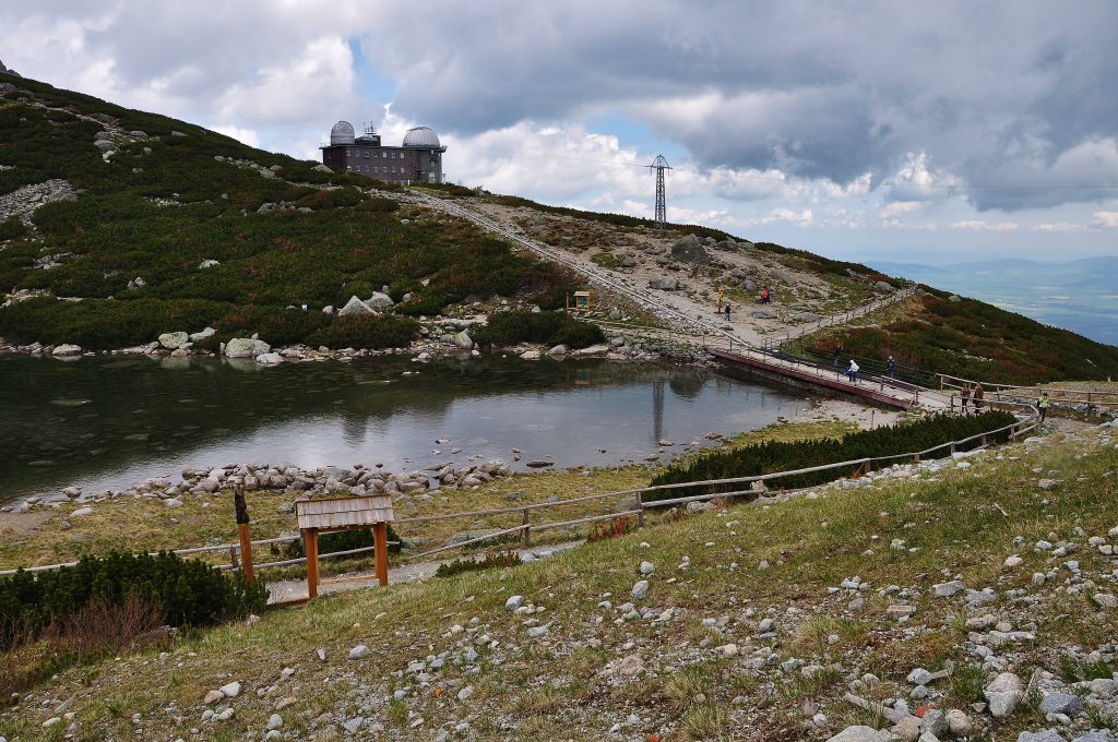 Skalnaté pleso. Odtud stoupá lanovka na Lomnický štít.