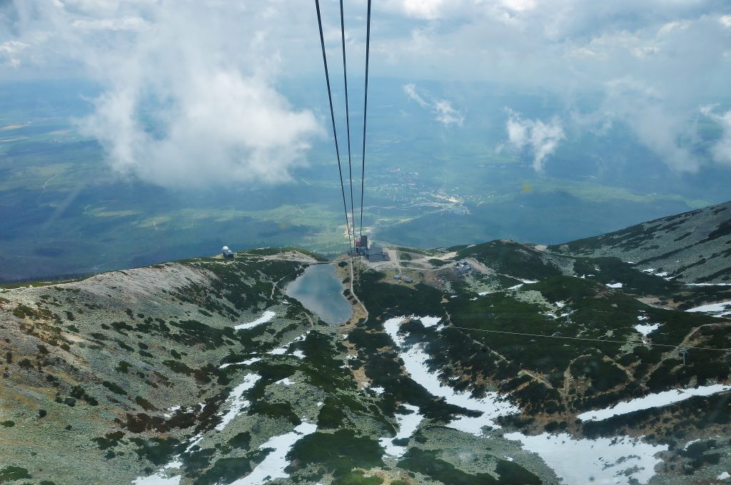 Pohled z lanovky dolů na Skalnaté pleso.