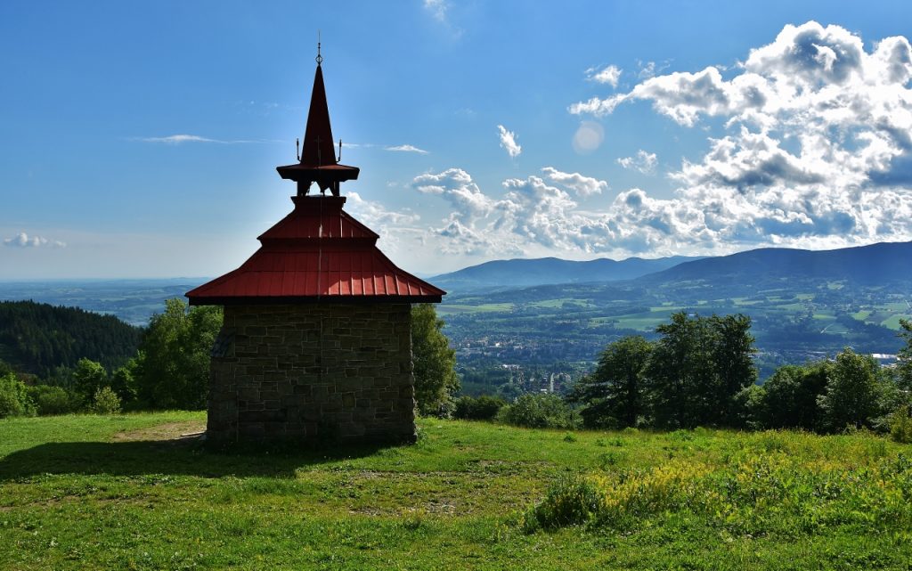 Kaple svatého Antonína Paduánského na Ondřejníku. Prý odtud vede tajná chodba, kterou zbojník Ondráš prchal až k Lysé hoře.