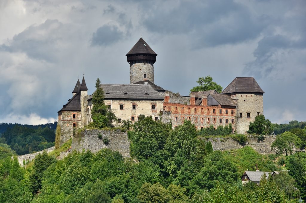 Hrad Sovinec vypadá jako orlí, tedy přesněji soví, hnízdo.