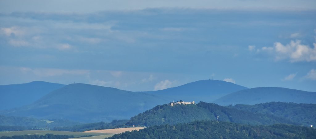 Hrad Starý Jičín s Radhoštěm v pozadí.