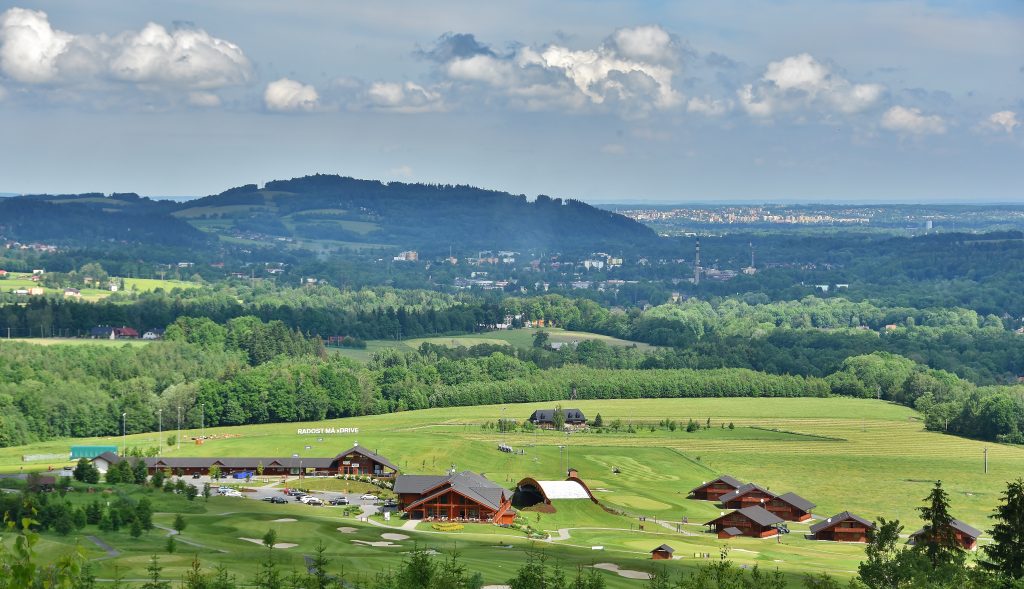 Pohled na golfové hřiště na Ostravici.