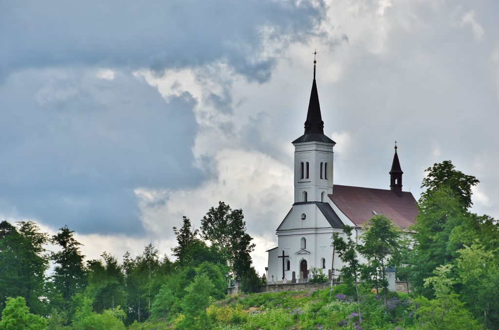 Nad Malenovicemi se tyčí kostel. Stojí na vrcholku kopce Borová.