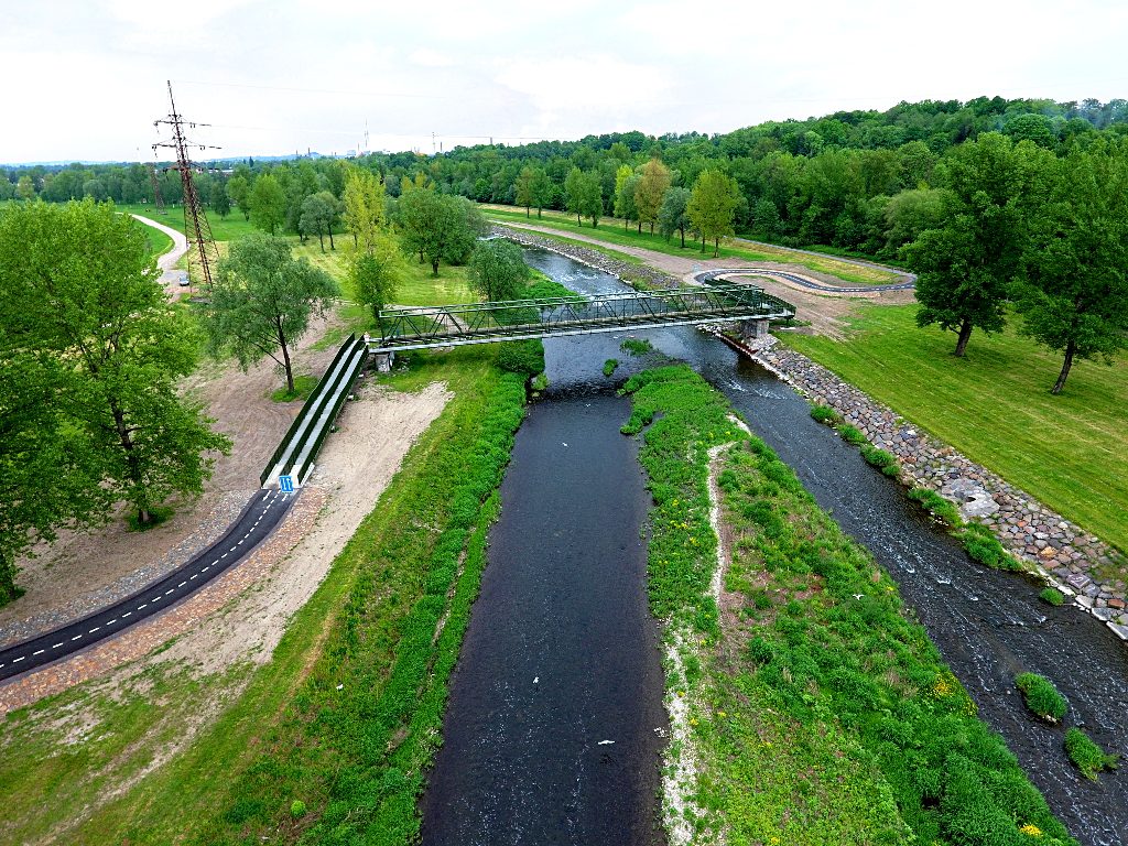 A takto vidí novou lávku přes Ostravici racci nad řekou. Foto nepořídil racek chechtavý, ale dron Milana Slívy.