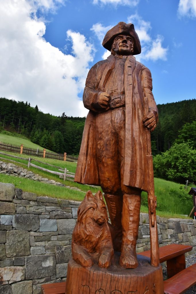 Portáši chránili hranici českého království před pašeráky z Uher. Dnes zdřevěněli - jsou z nich dřevěného sochy.