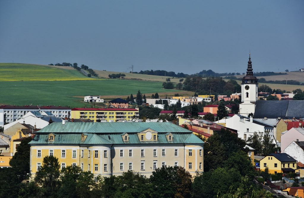 Pohled na Bílovec z okolních kopců. Zámek a kostel tvoří dominantu města.
