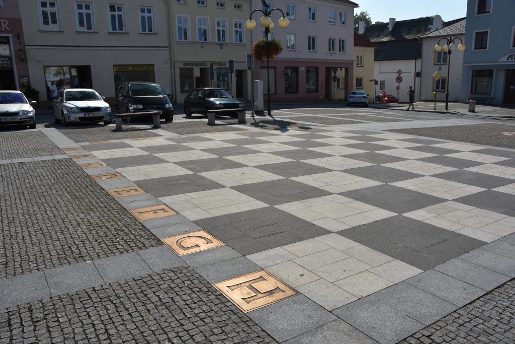 Největší šachovnice v České republice. Najdete ji v Bílovci.