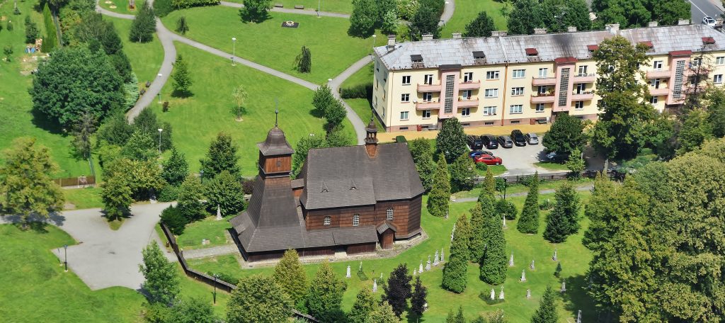 Letecký snímek na dominantu Ostravy-Hrabové - dřevěný kostelík. I tady sice najdete hřbitůvek, nicméně Jaromír Šavrda odpočívá na hřbitově v jiné části této městské čtvrti.