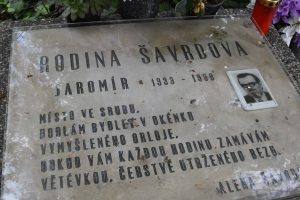 Jaromír Šavrda leží na hřbitově v Ostravě-Hrabové. Ovšem nikoliv u dřevěného kostelíku, kde je historický hřbitůvek.