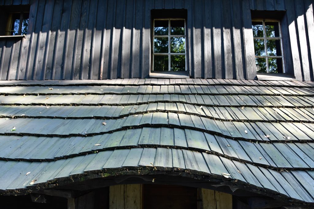 Krásná tesařská práce v podobě dřevěné šindelové střechy.