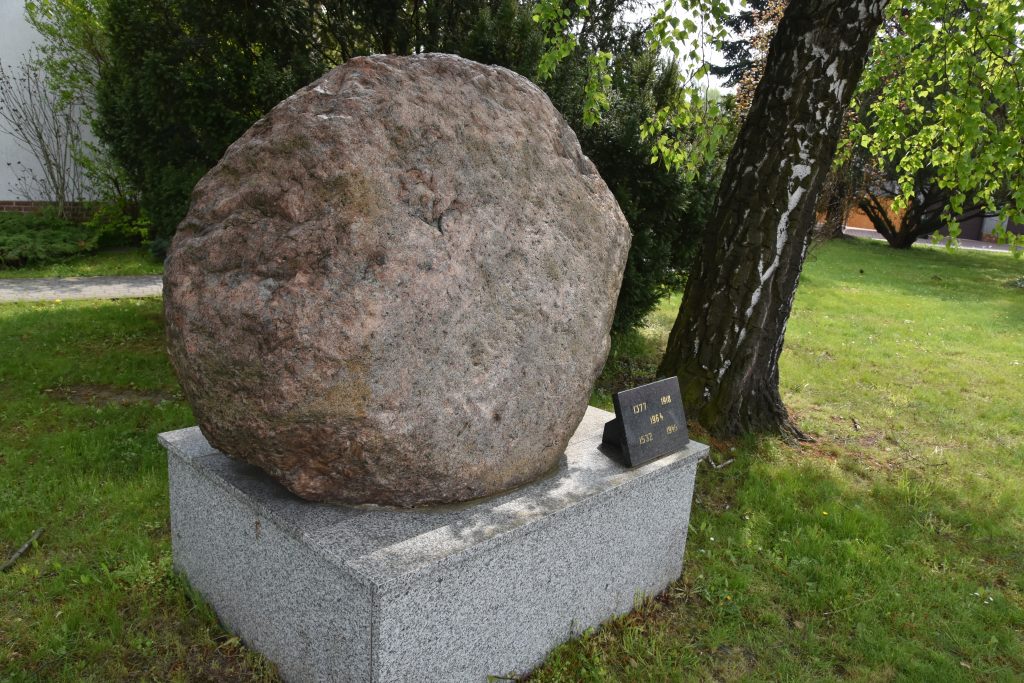 Tento bludný kámen docestoval ze Švédska do Ostravy. Našli ho ve čtvrti Třebovice.