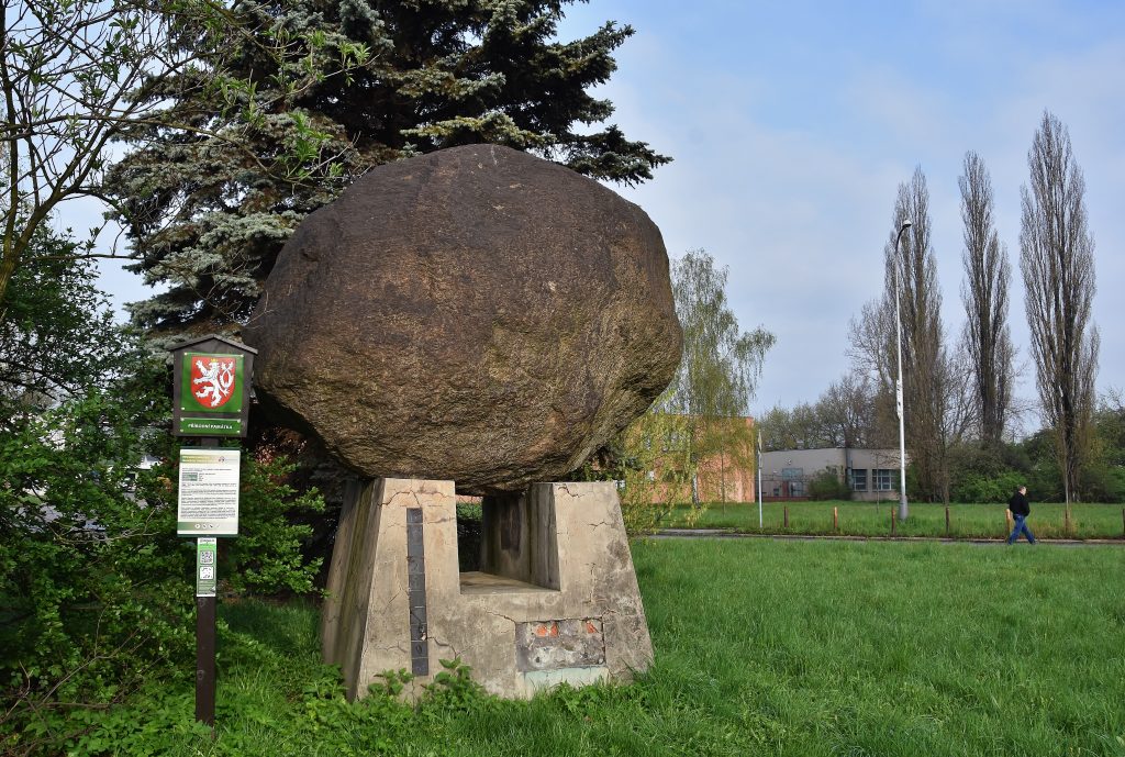 Největší bludný kámen v Česku najdete u hlavní brány ostravské huti Arcelor-Mittal.